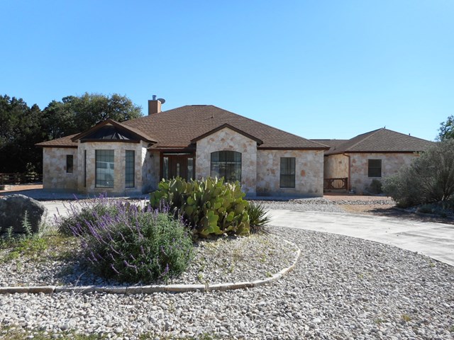 152 Creekwood Rd, Bandera, TX 78003