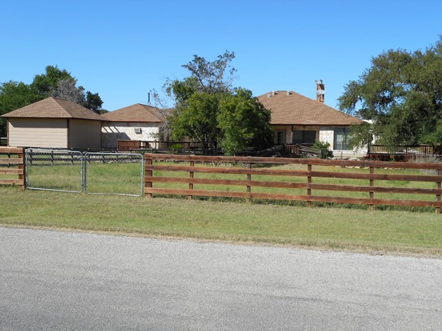 152 Creekwood Rd, Bandera, TX 78003