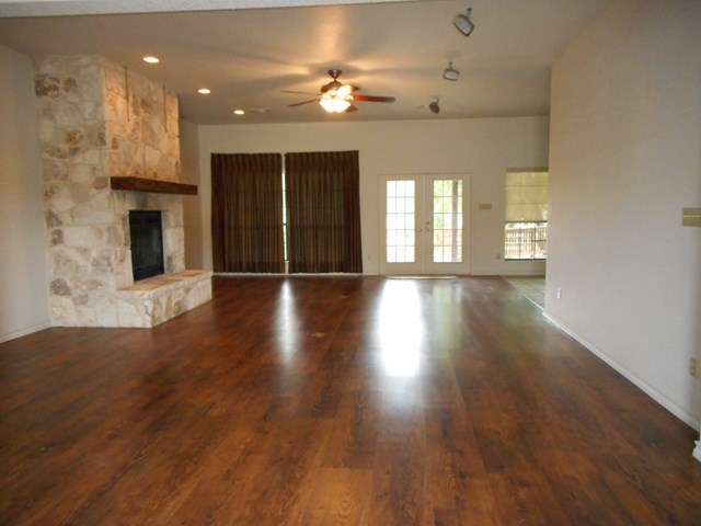 152 Creekwood Rd, Bandera, TX 78003