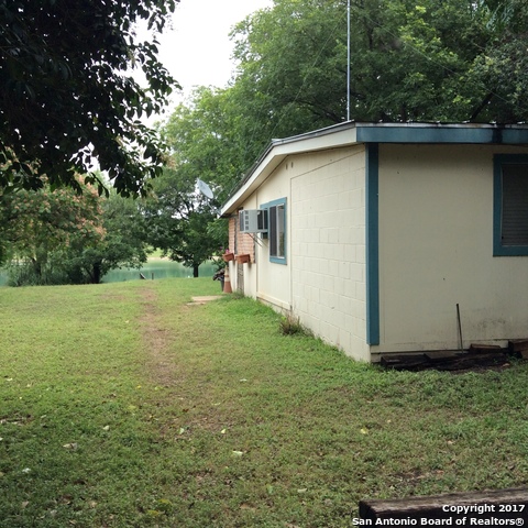 708 Lakeshore Dr N, Bandera, TX 78003