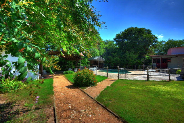 103 Skyline Dr, Center Point, TX 78010