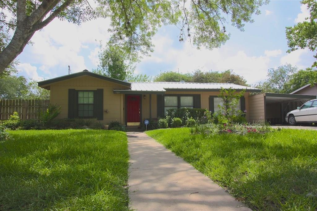 1504 Emily Dr, Beeville, TX 78102