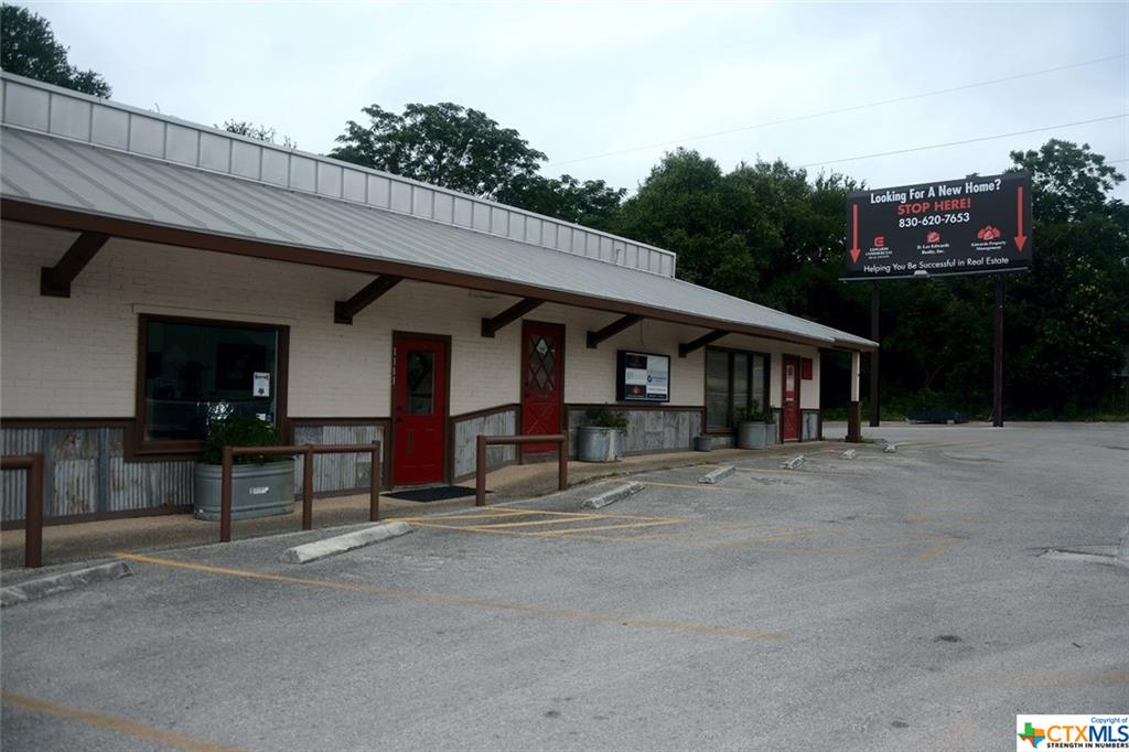 1111 N Walnut Avenue, New Braunfels, TX 78130