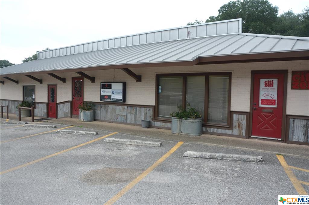 1111 N Walnut Avenue, New Braunfels, TX 78130
