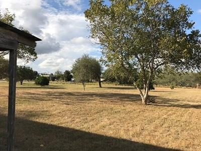 508 S 7th St, Skidmore, TX 78133