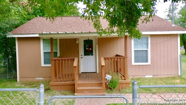 1409 N Heideke St, Seguin, TX 78155