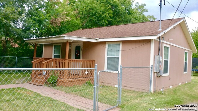 1409 N Heideke St, Seguin, TX 78155