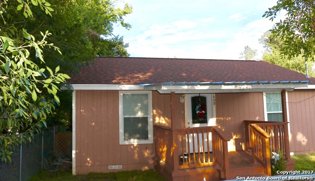 1409 N Heideke St, Seguin, TX 78155