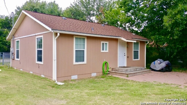 1409 N Heideke St, Seguin, TX 78155