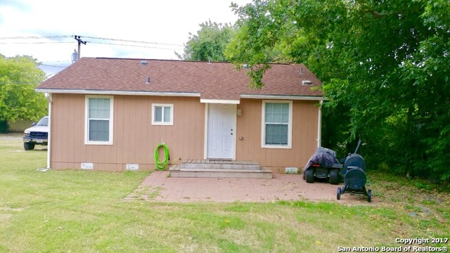 1409 N Heideke St, Seguin, TX 78155