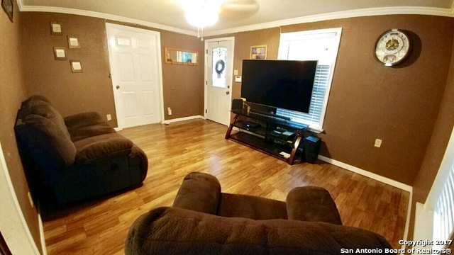 1409 N Heideke St, Seguin, TX 78155