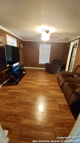 1409 N Heideke St, Seguin, TX 78155