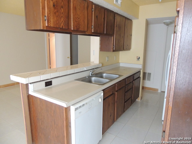 5806 Shadow Glen Cir, San Antonio, TX 78240