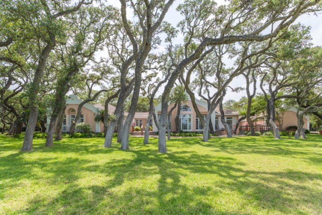 2114 Lakeview Dr, Rockport, TX 78382