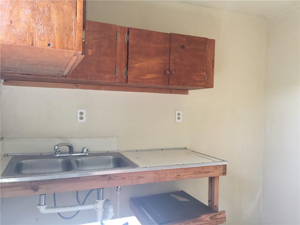 613 W Market St, Sinton, TX 78387
