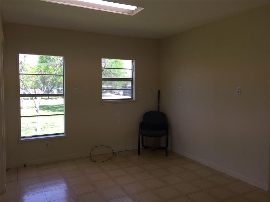 613 W Market St, Sinton, TX 78387