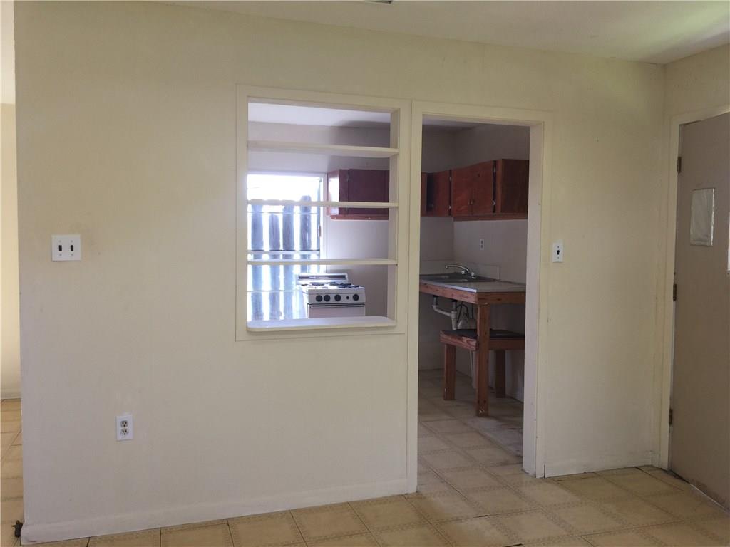613 W Market St, Sinton, TX 78387