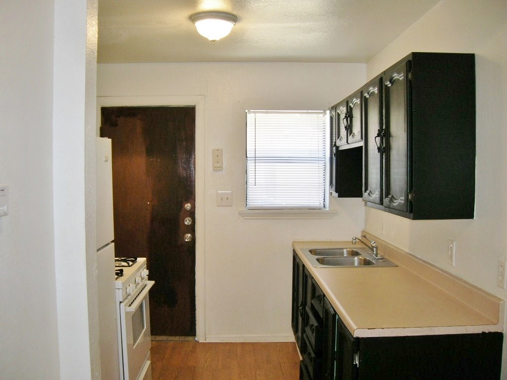 800 S Vanderveer, Burnet, TX 78611