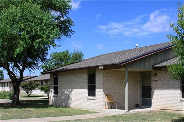 1200 Meadow Park, Lockhart, TX 78644