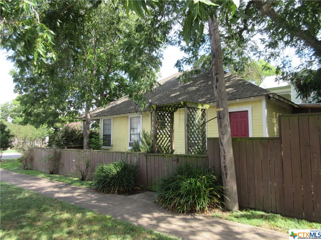 300 S Laurel, Luling, TX 78648