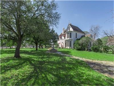 345 Travis, La Grange, TX 78945