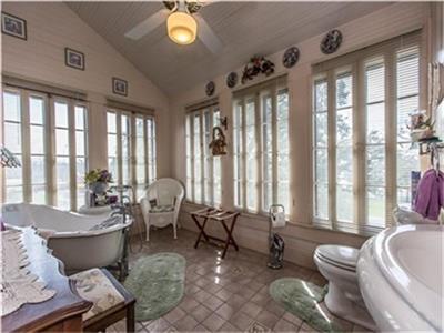 345 Travis, La Grange, TX 78945