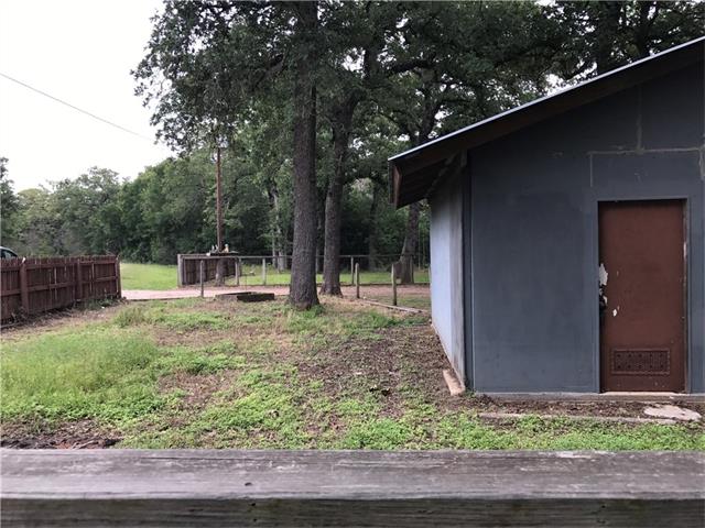 105 Moccasin Bend DR, Smithville, TX 78957