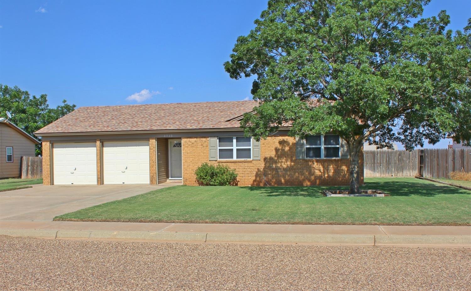 1712 Ave E, Seagraves, TX 79359