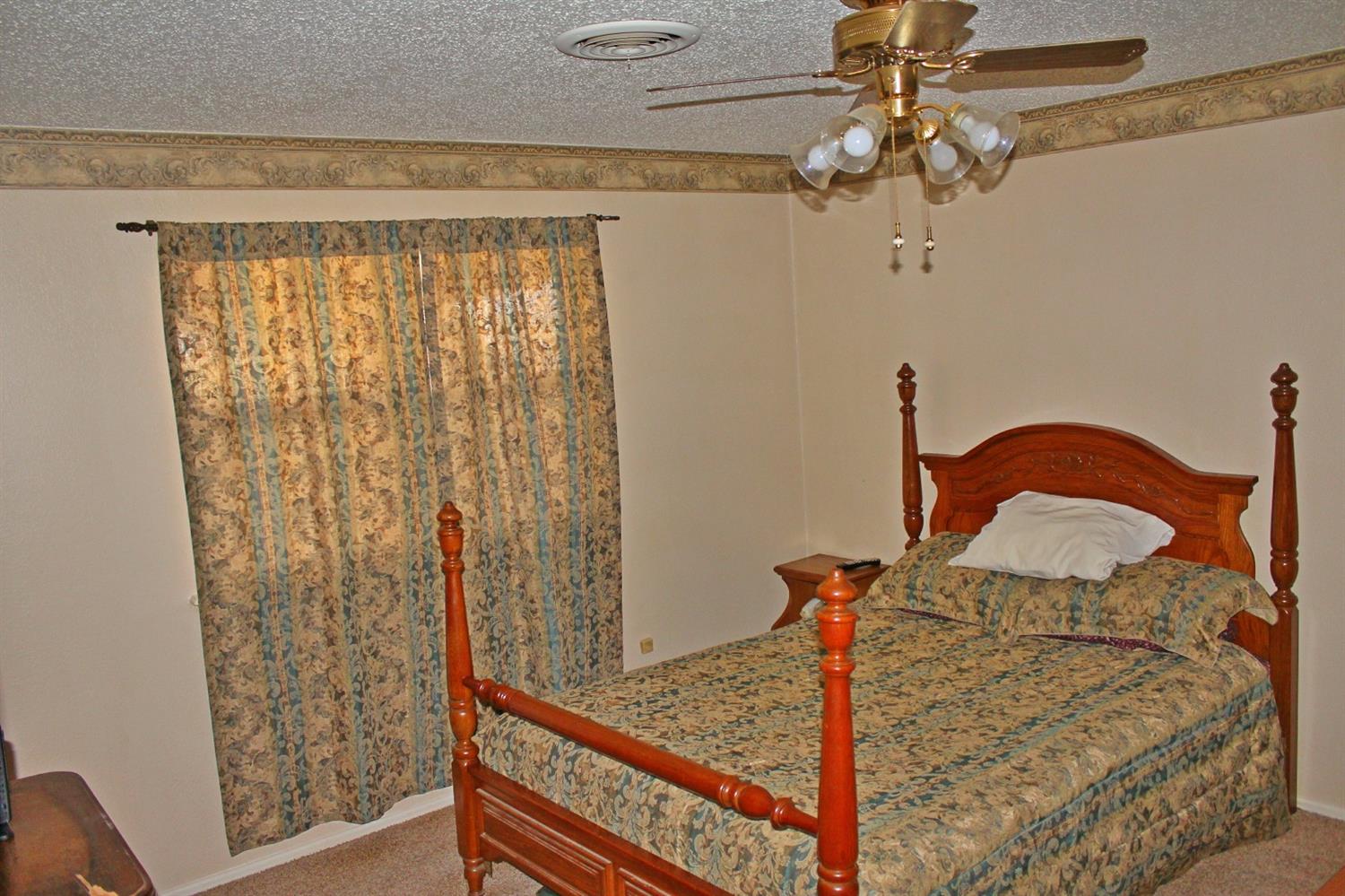 1712 Ave E, Seagraves, TX 79359