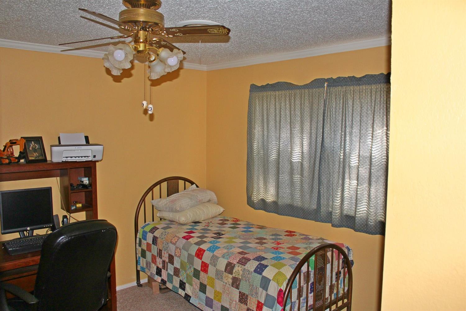 1712 Ave E, Seagraves, TX 79359