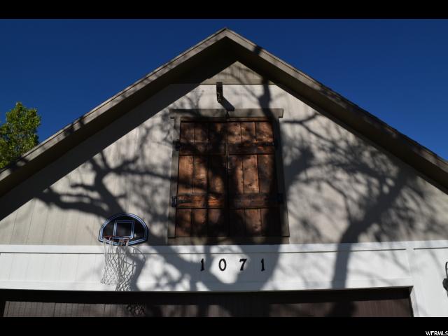 1071 N KINGSWOOD RD, Kaysville, UT 84037