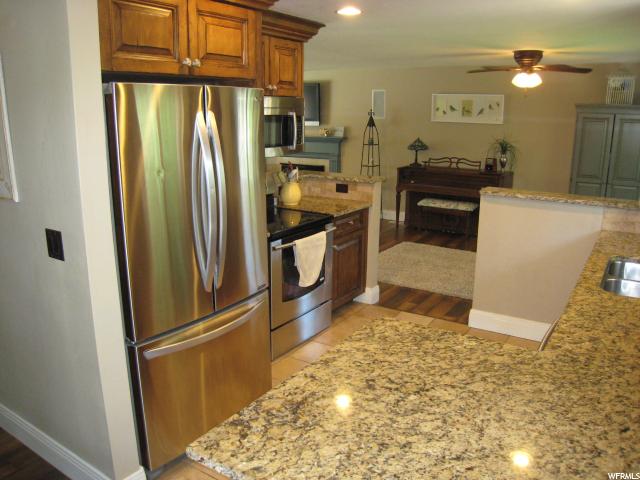 8243 S OAK CIR, Sandy, UT 84093