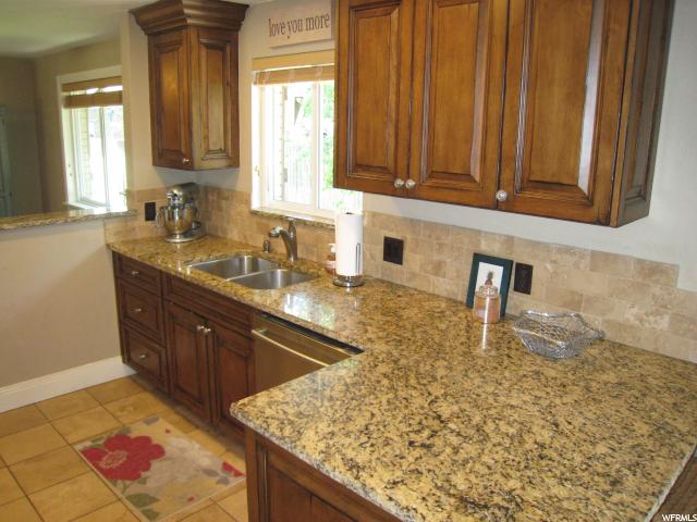 8243 S OAK CIR, Sandy, UT 84093