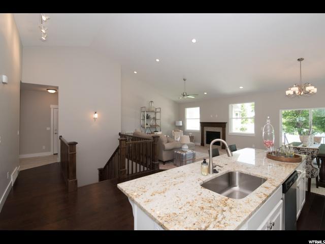 1398 W WHEADON GLENN Cv, South Jordan, UT 84095