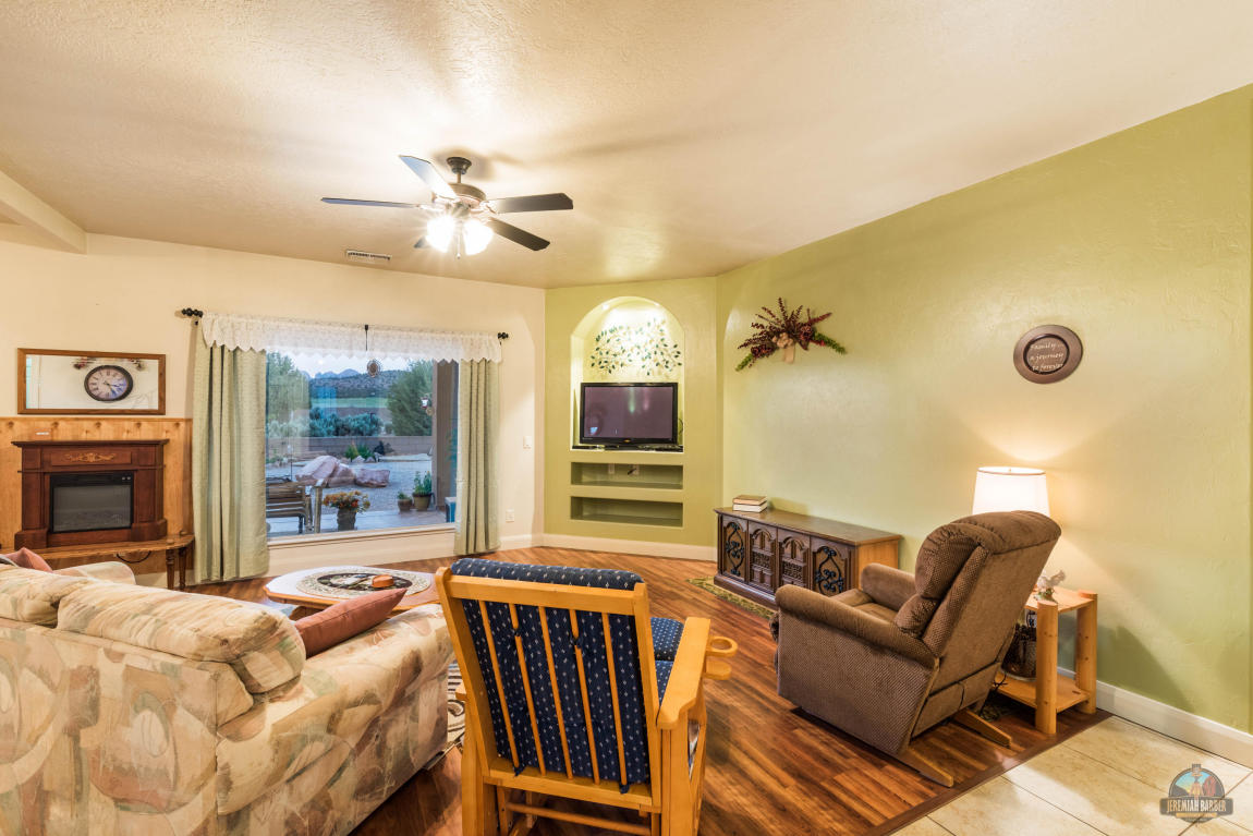 1123 E Big Pinion LN, Apple Valley, UT 84737