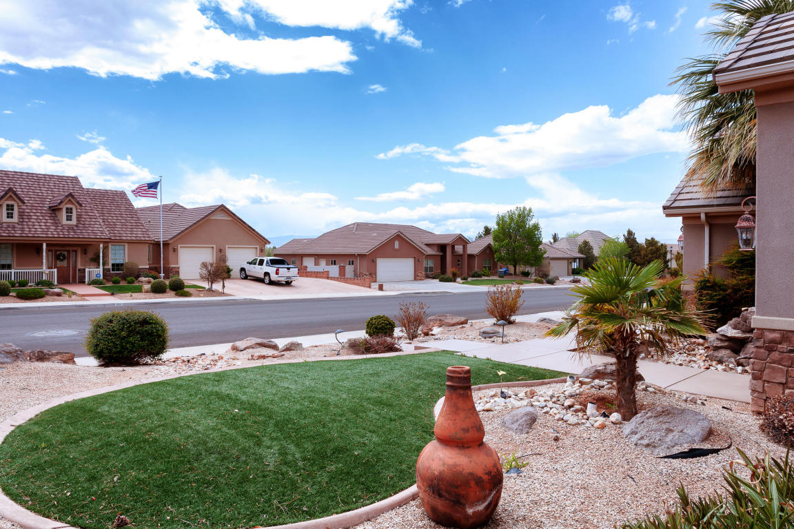 699 E Lost Ridge Dr, Washington, UT 84780