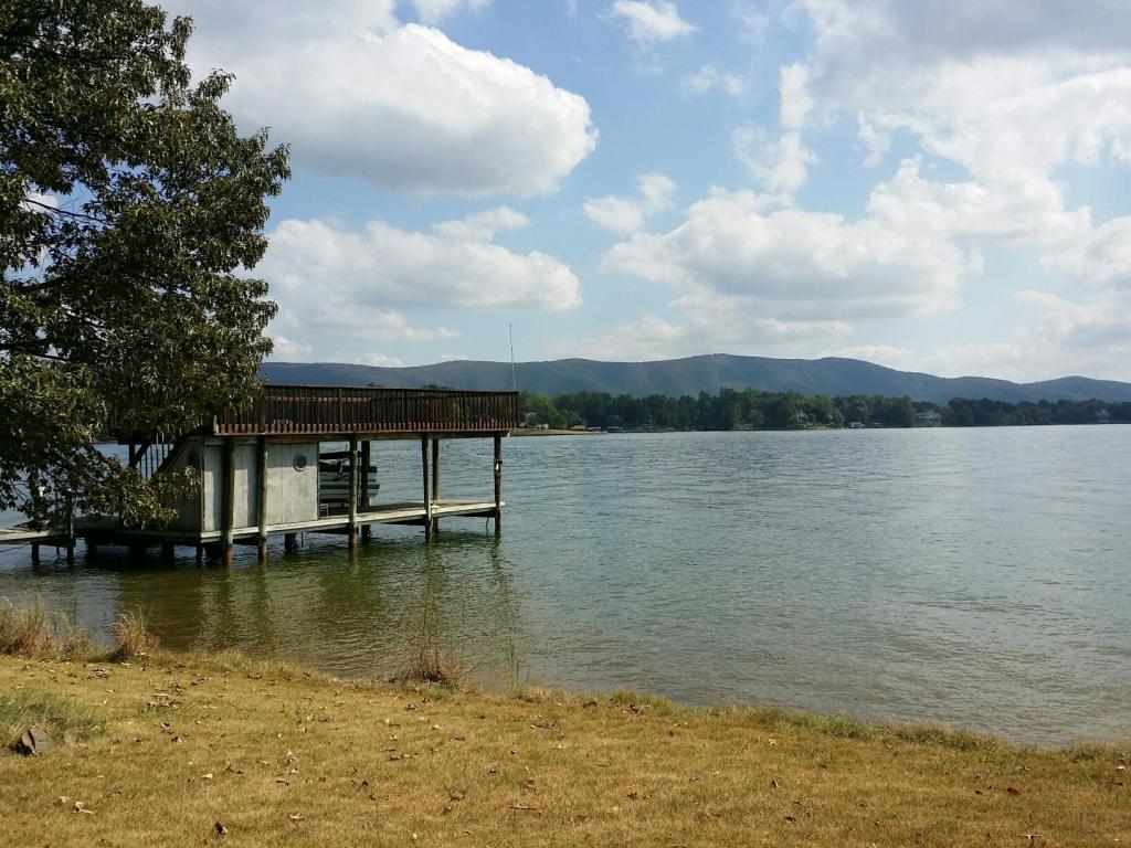 212 GROSS POINT DR, Huddleston, VA 24104
