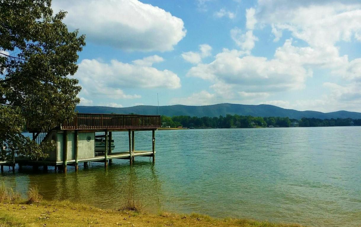 212 GROSS POINT DR, Huddleston, VA 24104