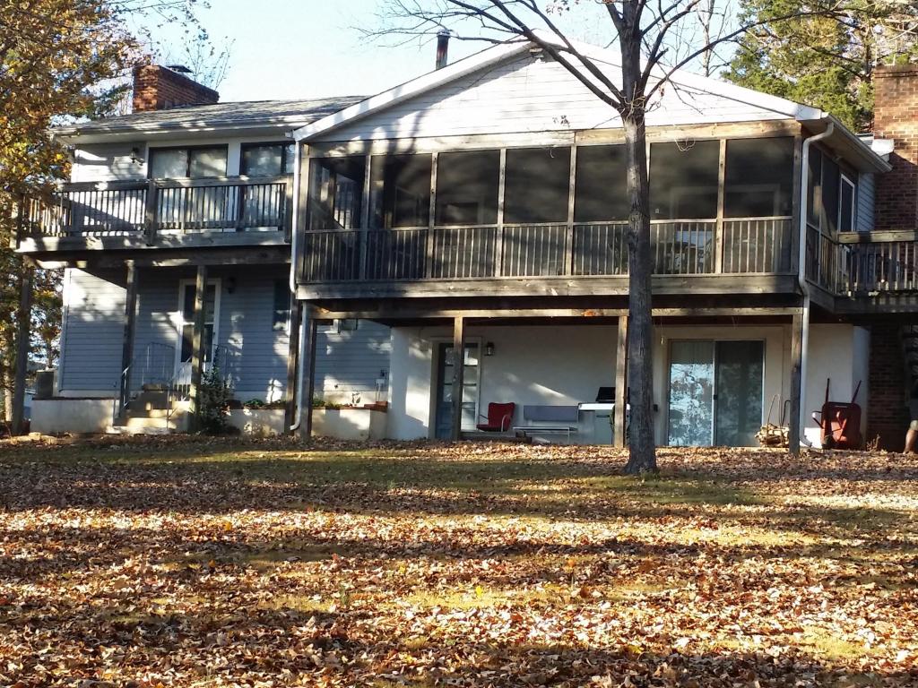 212 GROSS POINT DR, Huddleston, VA 24104