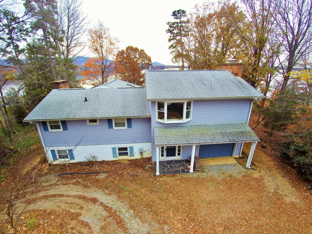 212 GROSS POINT DR, Huddleston, VA 24104