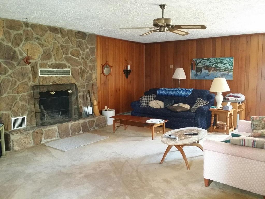 212 GROSS POINT DR, Huddleston, VA 24104