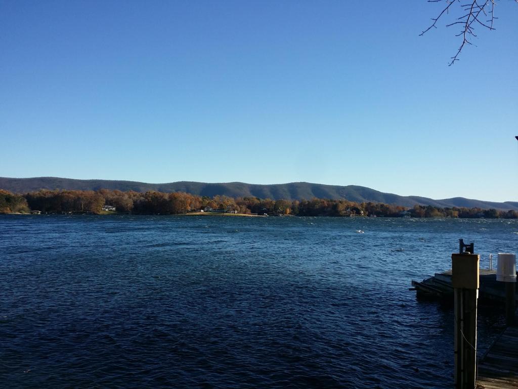 212 GROSS POINT DR, Huddleston, VA 24104