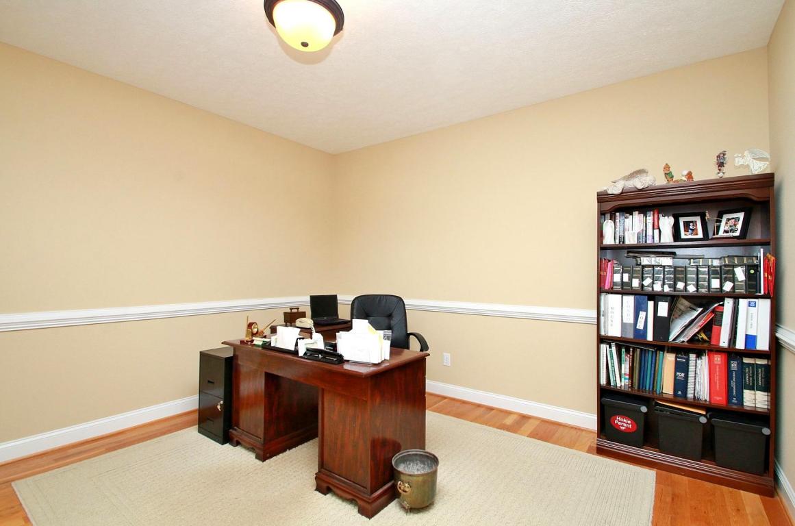 742 Camellia PL, Moneta, VA 24121