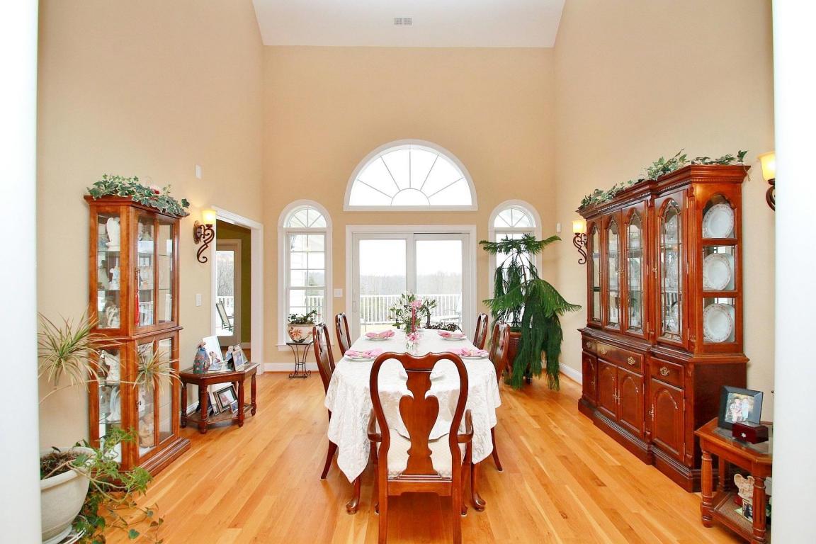 742 Camellia PL, Moneta, VA 24121
