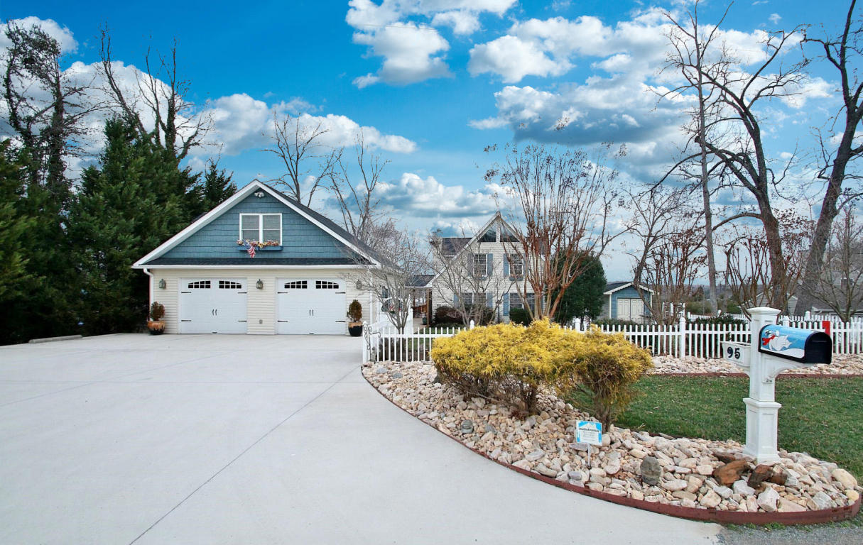 95 Oak Grove DR, Moneta, VA 24121