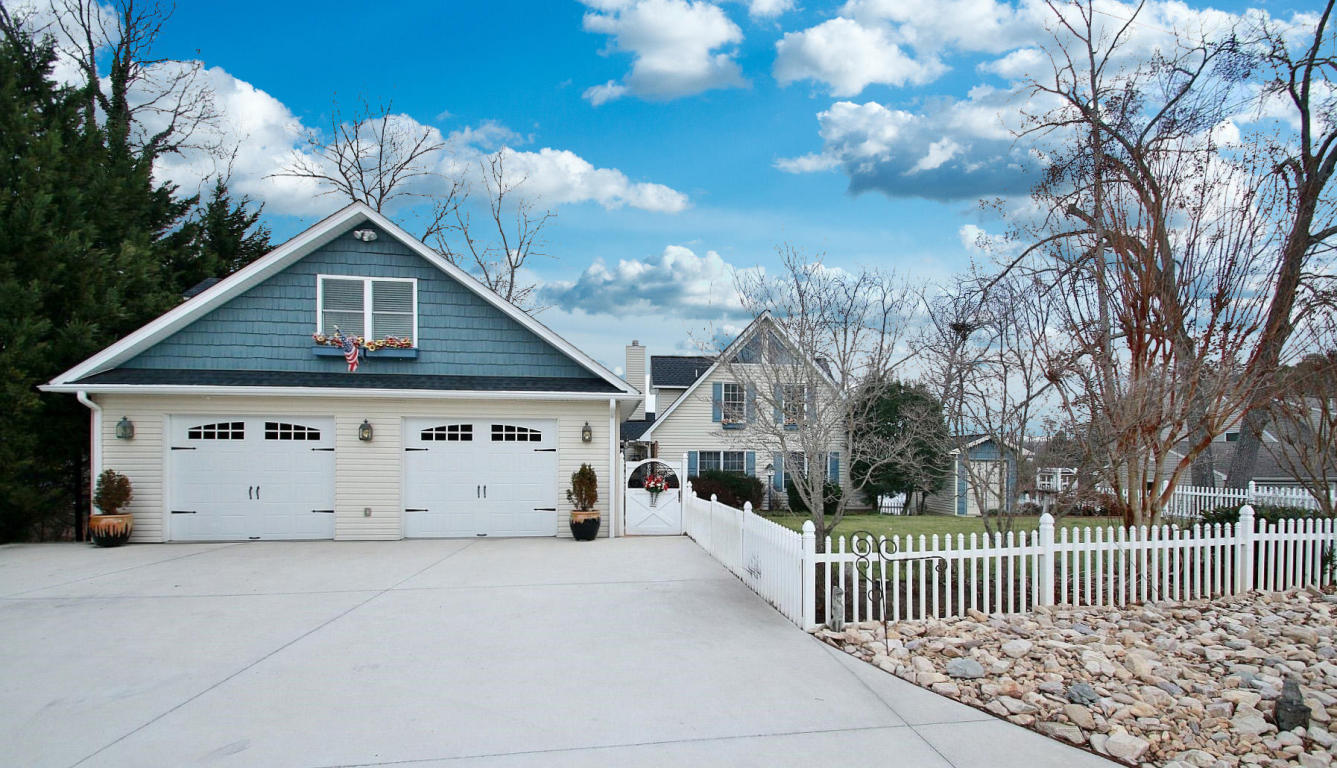 95 Oak Grove DR, Moneta, VA 24121