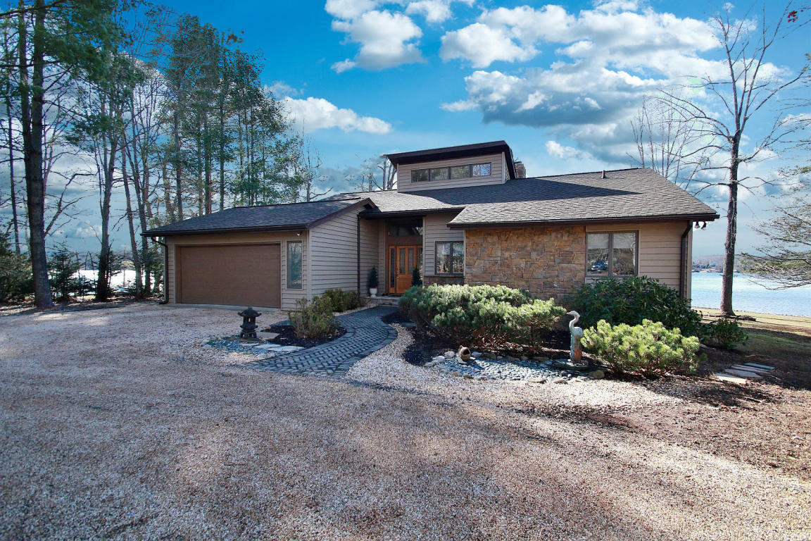 4140 Isle Of Pines DR, Moneta, VA 24121