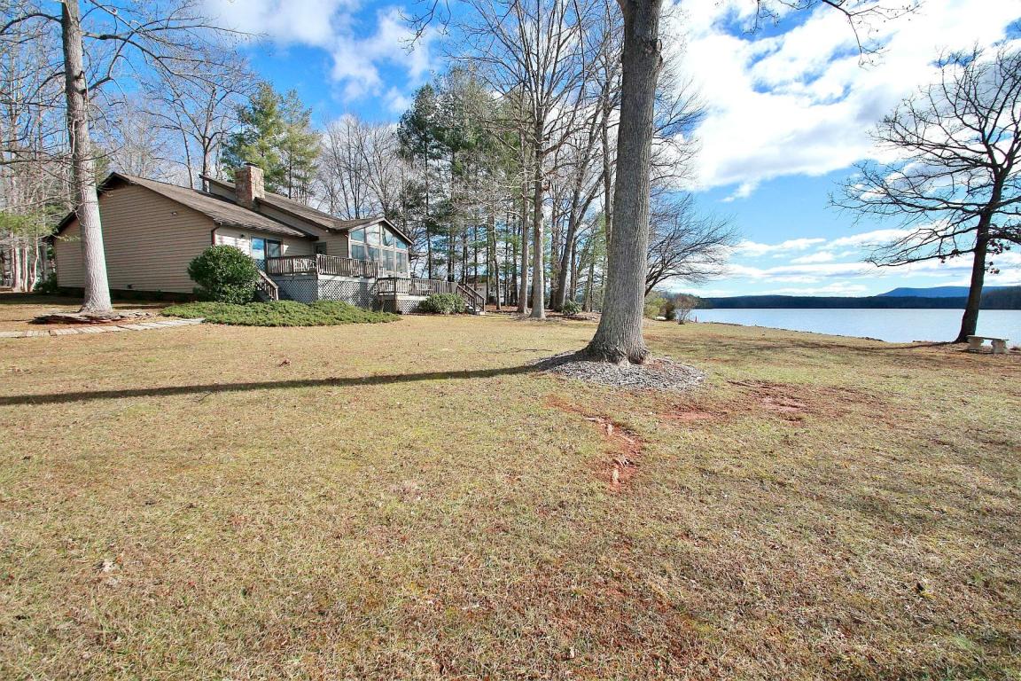 4140 Isle Of Pines DR, Moneta, VA 24121