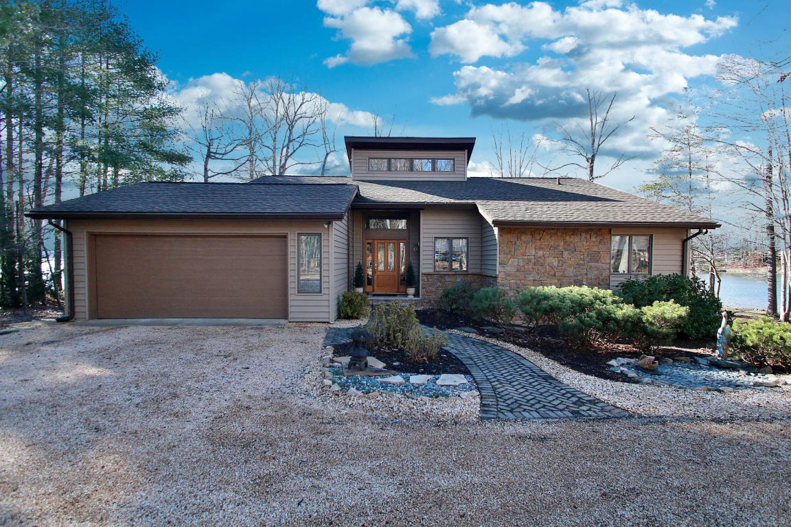 4140 Isle Of Pines DR, Moneta, VA 24121