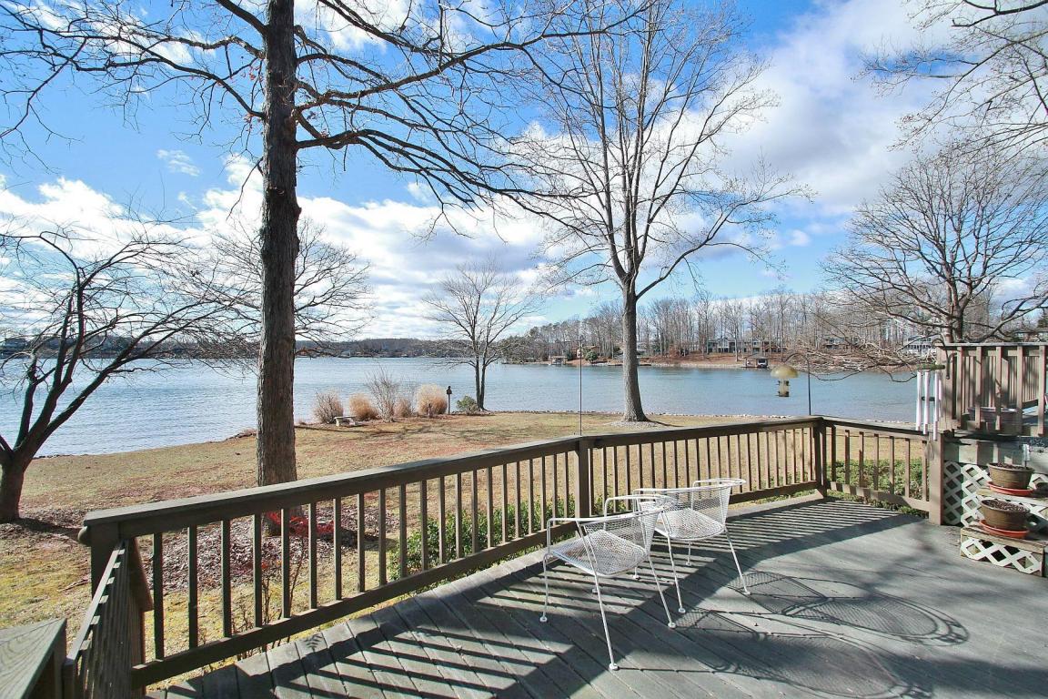 4140 Isle Of Pines DR, Moneta, VA 24121